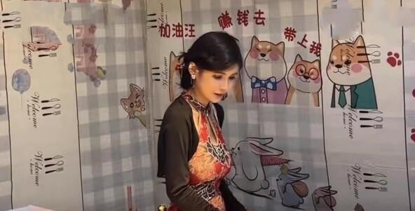 狗頭蘿莉擺攤賣(mài)煎餅