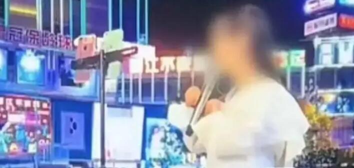 警方通報殘疾女子直播遭拍臀